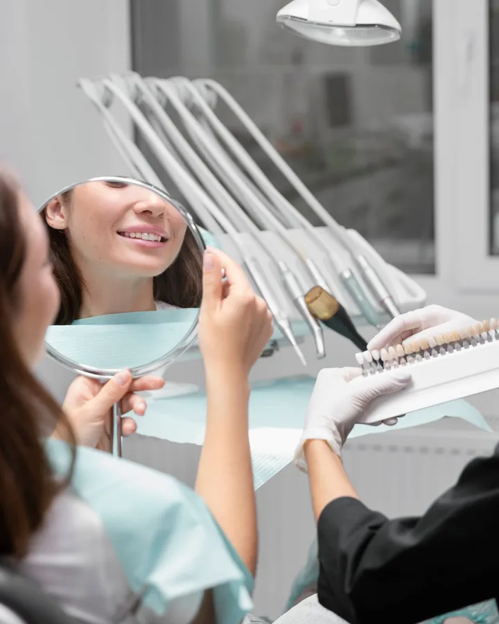 El Dr. Ricardo Alberto Brito atendiendo a una paciente en la clínica dental de Cartagena