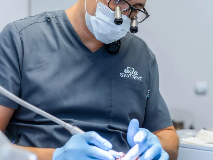 Colocación de un implante dental en la clínica