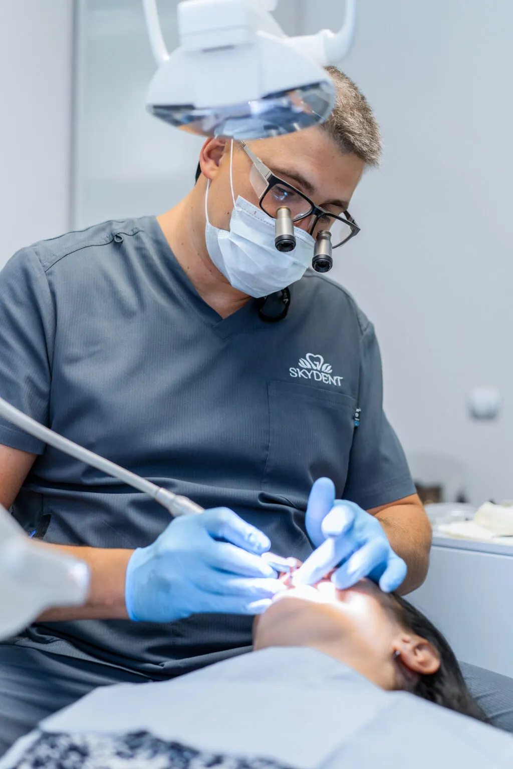 Tratamiento dental en curso en la clínica de Cartagena
