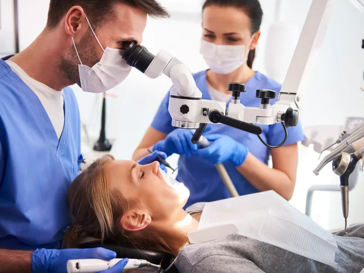Procedimiento asistido con microscopio dental