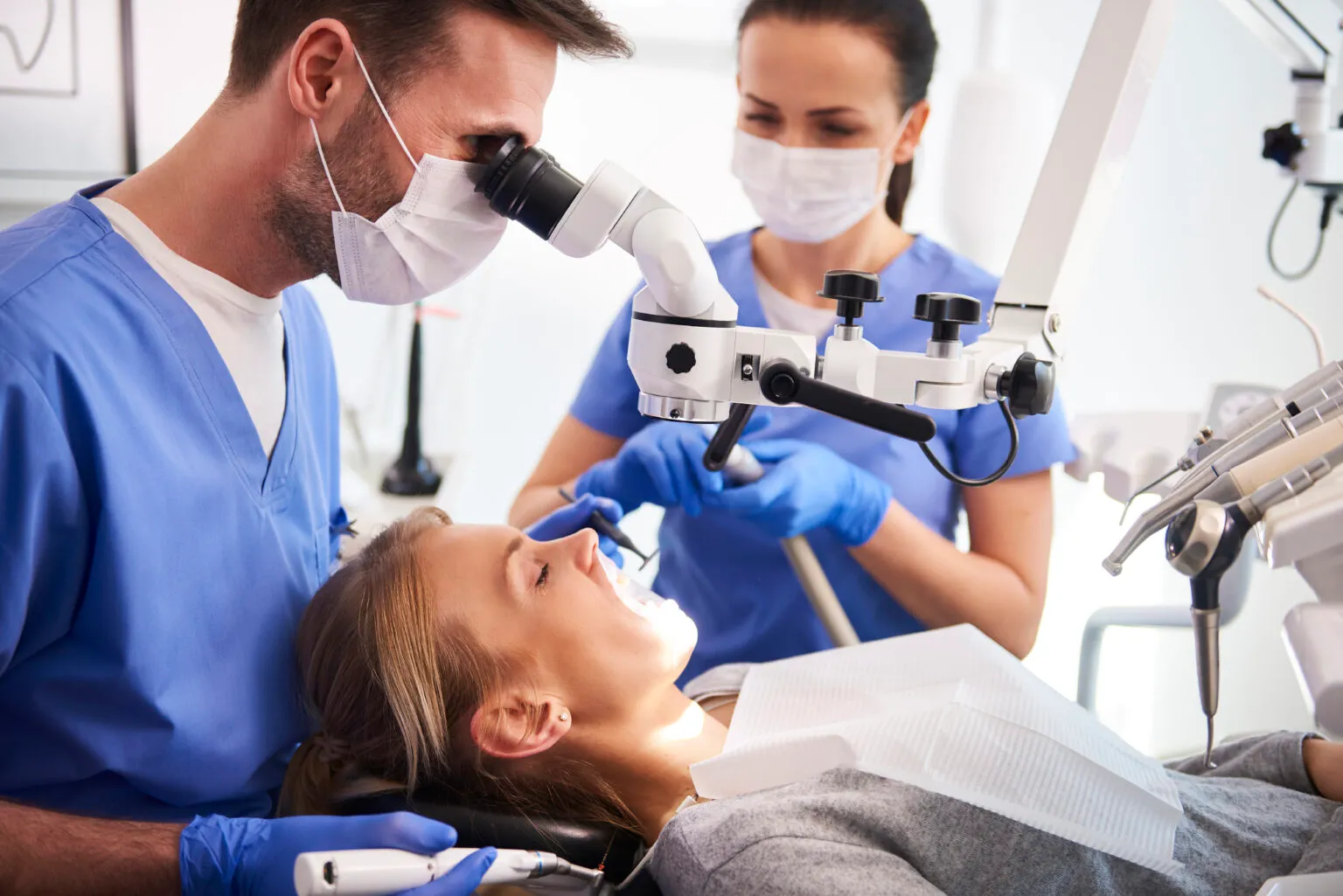 Extracción asistida con microscopio dental