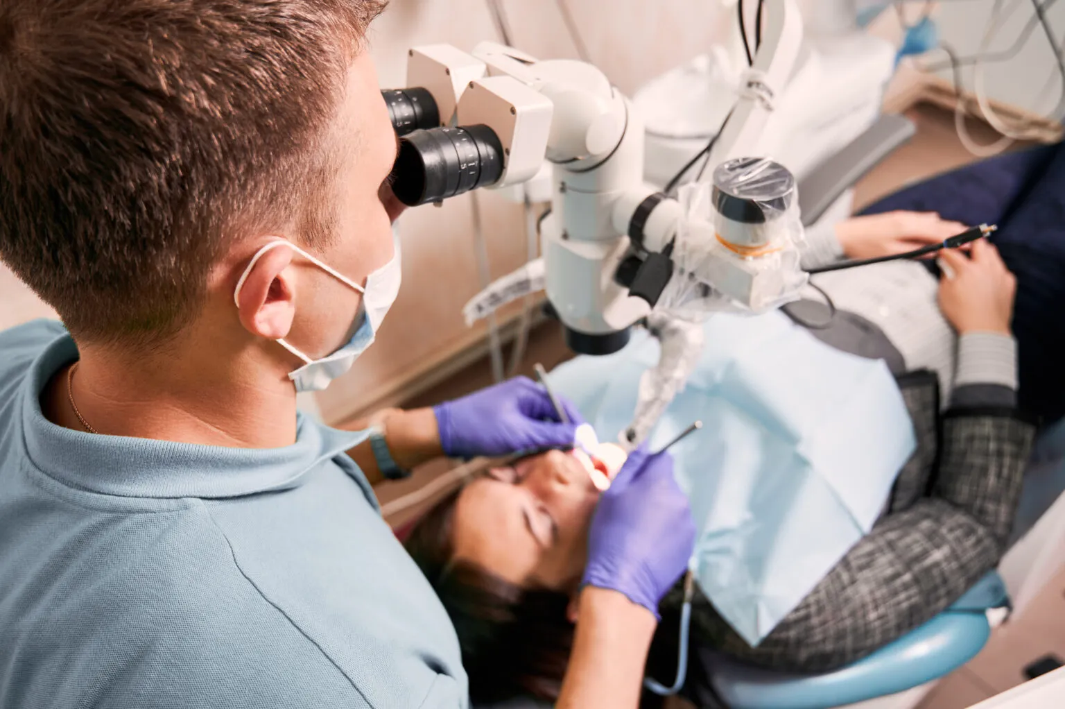 Revisión diagnóstica con microscopio dental