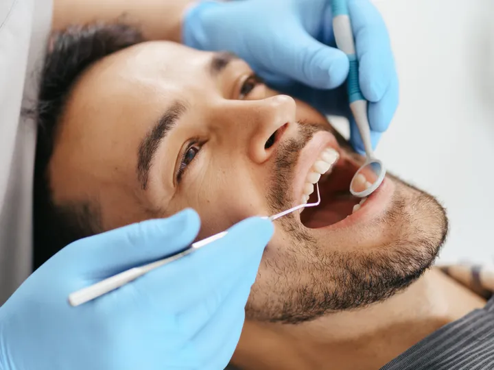 Paciente sonriente durante su limpieza dental