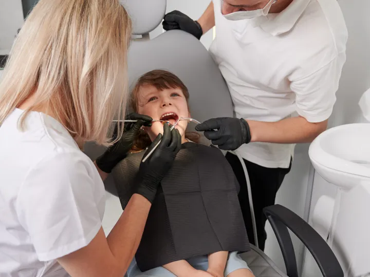 Revisión dental infantil a una niña en la clínica