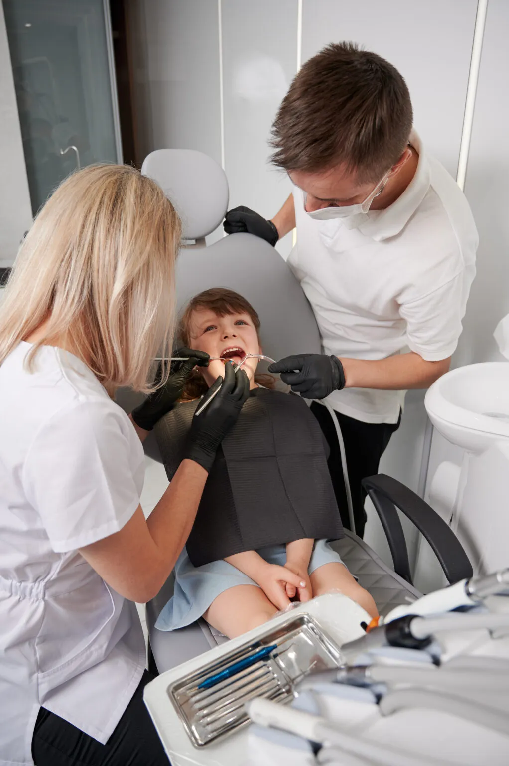 Revisión dental infantil a una niña en la clínica