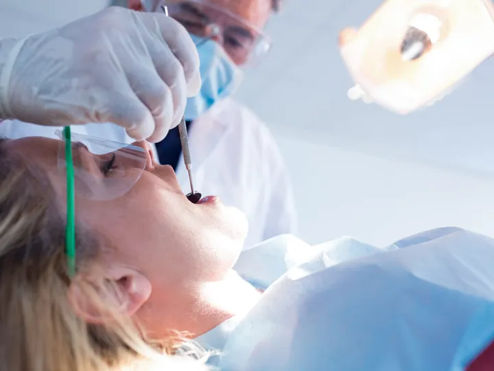 Revisión dental completa con luz intensa