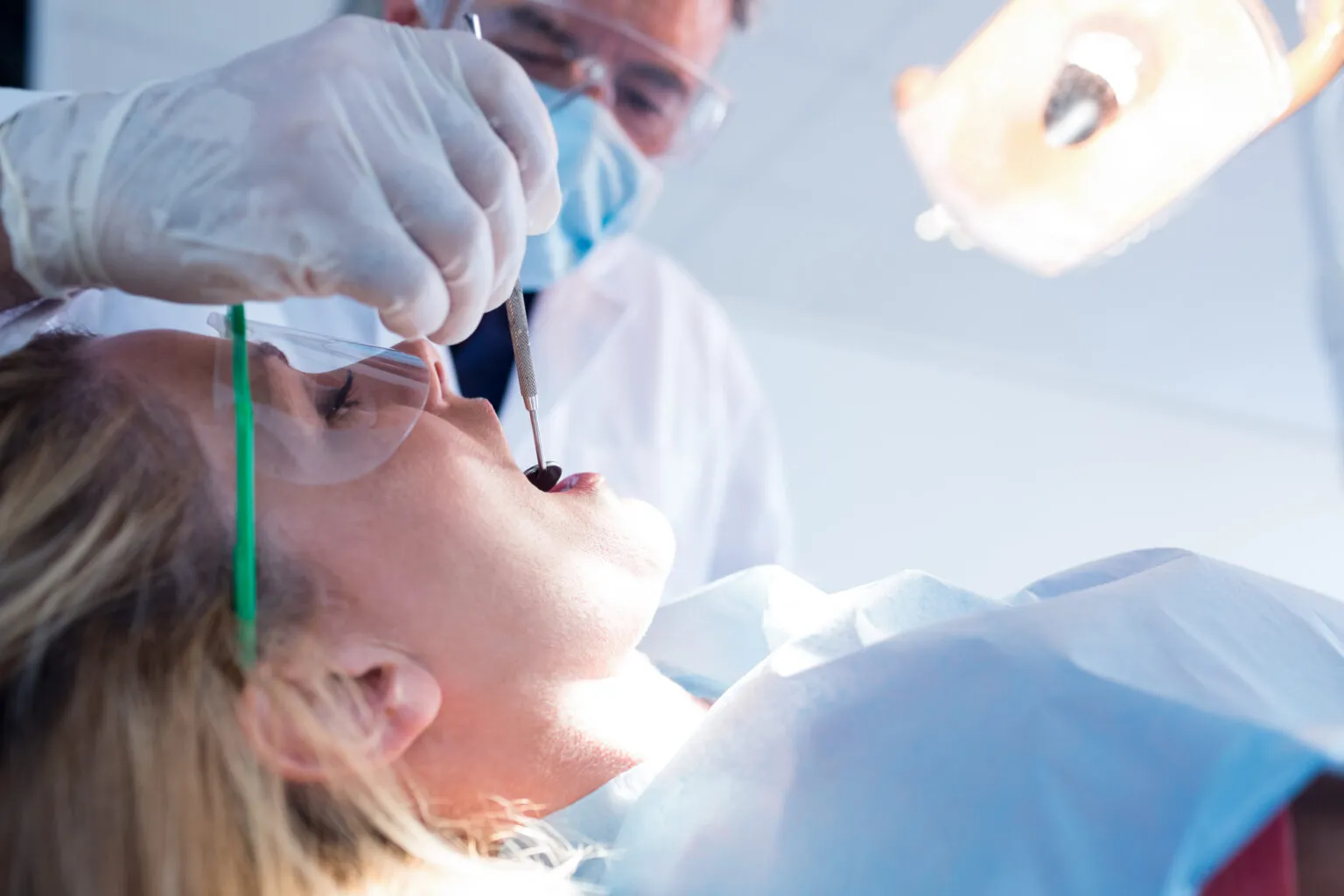 Revisión dental con luz intensa en la clínica