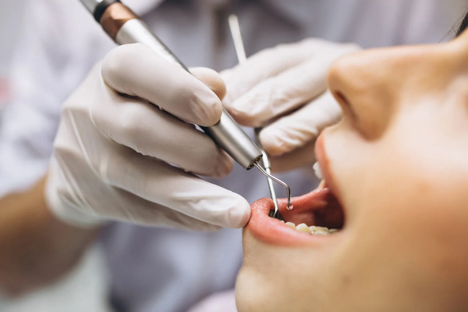 Dentista atendiendo a una paciente en la clínica de Cartagena